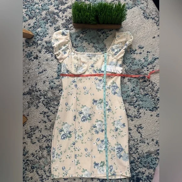 Almost Famous NWT Cream Colored
Blue Floral Short Sleeve Dress size XL - Picture 10 of 10